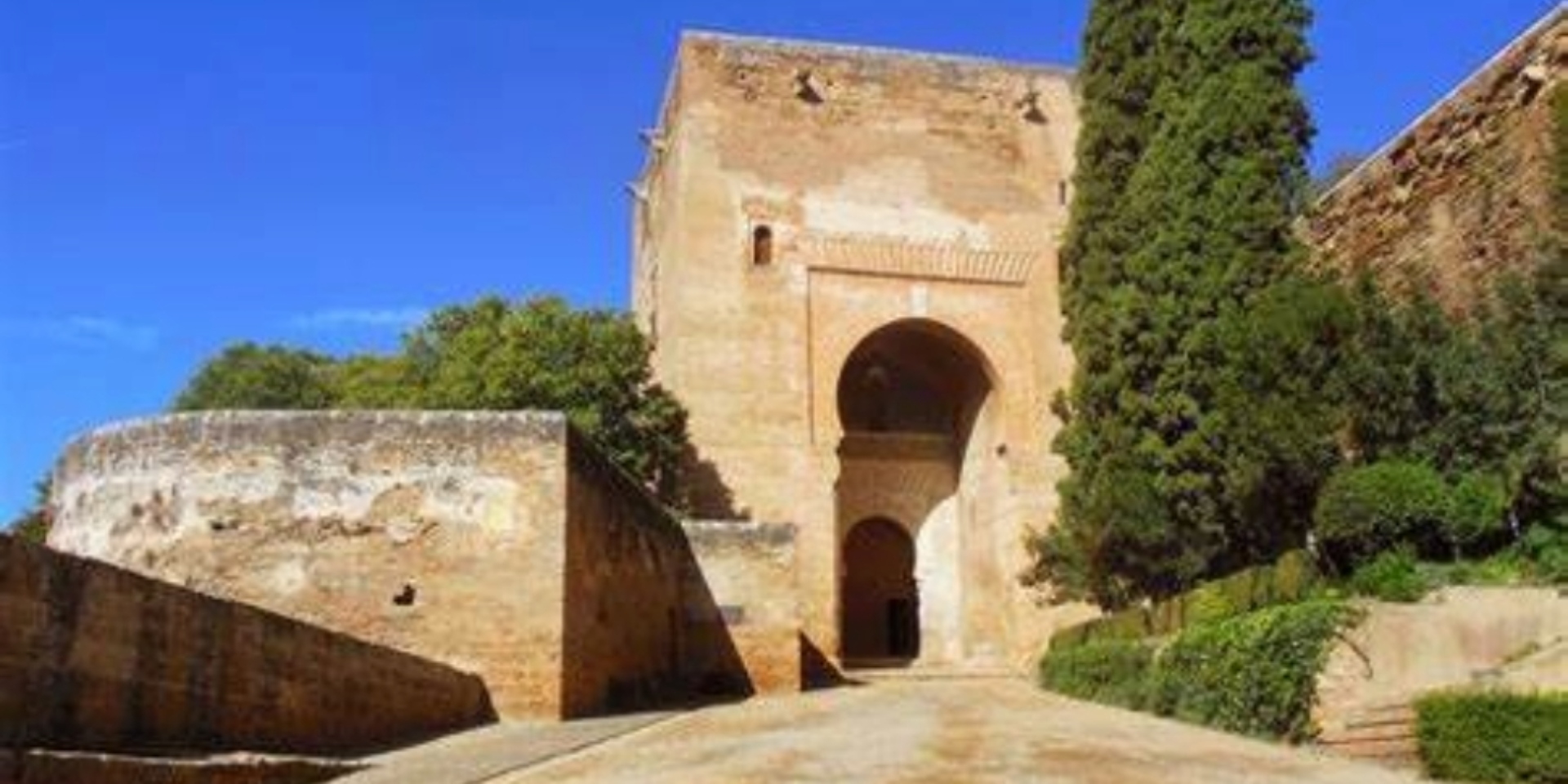 Enrique Jiménez Cotelo firma su libro 'Las puertas de la Alhambra'
